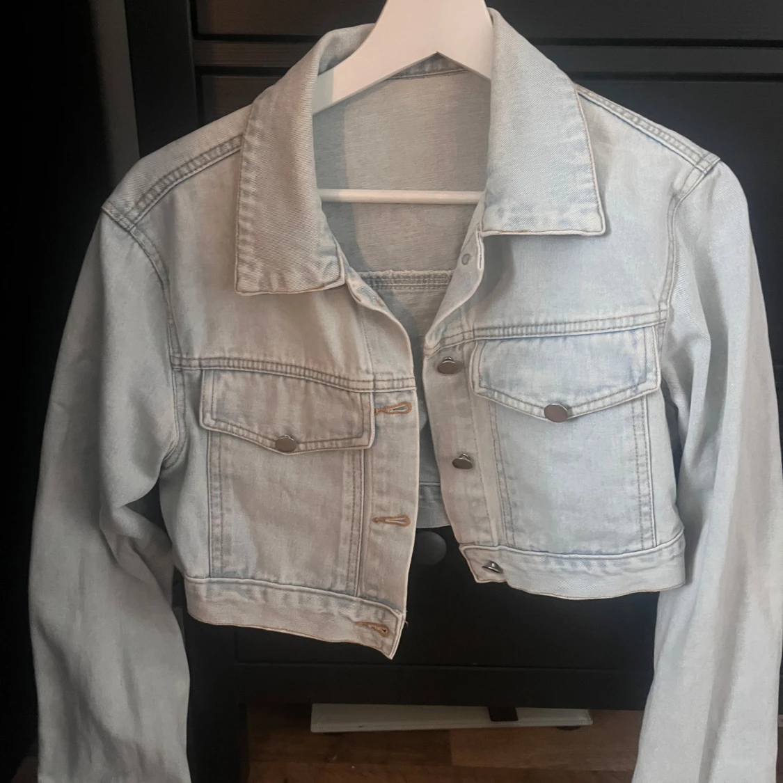 Ljusblå croppad jeansjacka