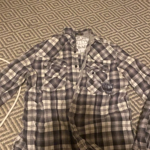 Rutig skjorta  - Riktig riktig fet skjorta som jag aldrig sett innan! Den är riktig fet o unik med loggor på armarna! Riktig fet!