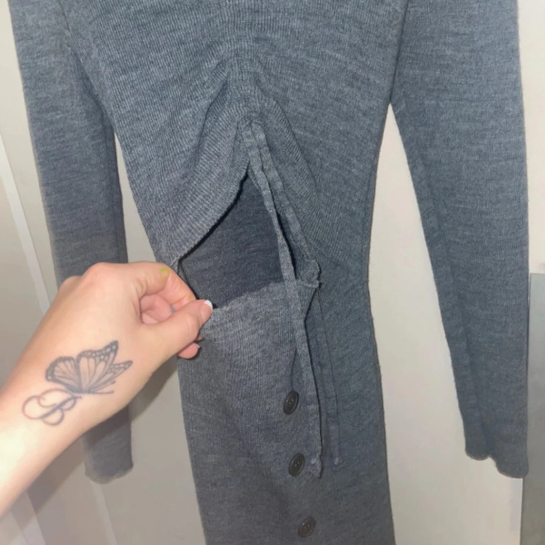 Grå långklänning med knappar - 2