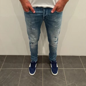 Dondup jeans - Snygga blå Dondup med en slim passform och slitna detaljer. Perfekta för en avslappnad stil. De har en klassisk femficksdesign och är tillverkade i ett bekvämt denimtyg. 