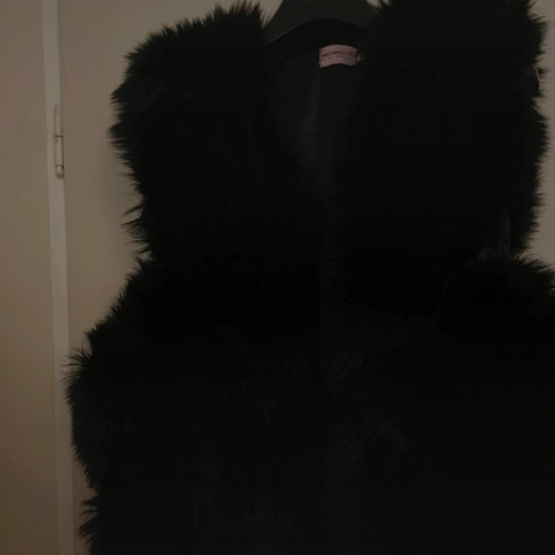 Svart pälsväst - 1