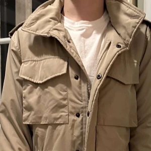 Aspesi field jacket - Alberto aspesi jacka i storlek Xs men passar även M. är själv 185 och den sitter perfekt! Skriv privat för fler funderingar👍 nypris ligger på 7000kr