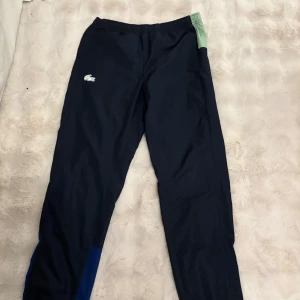 Tracksuit från Lacoste Sport - Snygg tracksuit från Lacoste värd 2500 har haft den i 3 månader och den passar inte min stil.