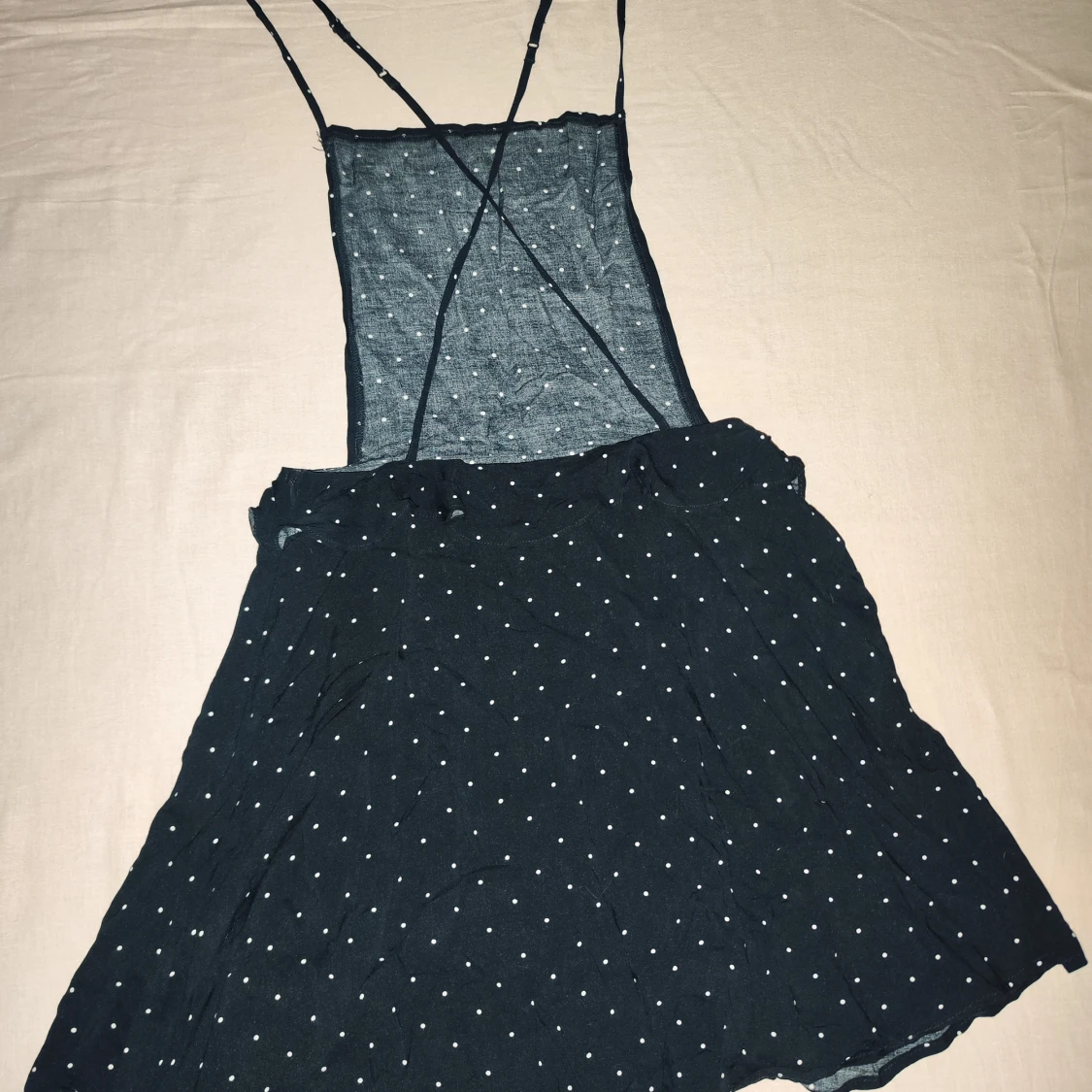 Svart prickig klänning med smala axelband - 1