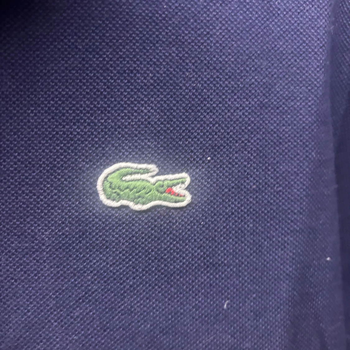 Mörkblå pikétröja från Lacoste - 1