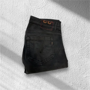 Dondup George  - Säljer dessa Feta dondup Jeans i modellen George, färgen är svart och sitter riktigt fint! 🔥Byxorna är i storlek 33🙌
