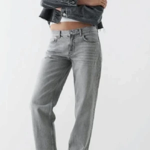 Lågmidjade jeans med rak passform - Snygga lågmidjde grå jeans med rak passform och klassisk design från Gina Tricot  ✨