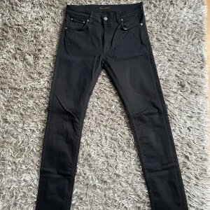 Svarta jeans från Nudie Jeans - Snygga svarta jeans från Nudie. Strl w 31 l 34. Bra skick. Modell Lean Dean. Skriv vid frågor.
