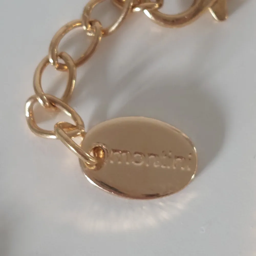 Snyggt smyckeset från Montini med guldiga örhängen i form av palmer och två halsband. Ett halsband har turkosa pärlor, och det andra har en guldtonad kedja med turkosa detaljer. Perfekt för att ge en somrig touch till din stil. Oanvända!🩵😊. Asusteet.