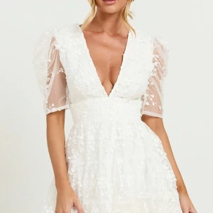 Studentklänning  - Säljer denna fina studentklänningen från Showpo eftersom den inte passade mig och frakten för att skicka tillbaka den är för dyr. Köpte klänningen för 1400kr, eftersom den skickad från Australien så var det frakt+tull+skatt man var tvungen att betala. Jag har bara testat den en gång, så den är helt ny med prislappen kvar.