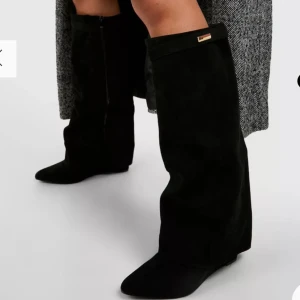 Svarta Boots  - Snygga svarta knähöga stövlar med vikbara detaljer. Endast använda 1 gång, säljer då de inte längre kommer till användning. Nypris 1 105kr, slutsålda på hemsidan. Säljer för 500kr