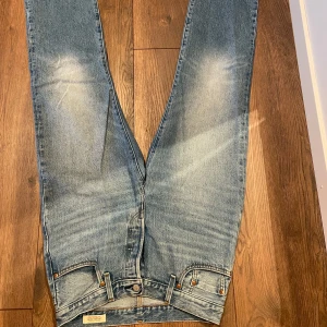 Levis 501 jeans - Aldrig använda Levis 501 jeans i blå denim. Endast testade. Storlek W28, L32. Köpta för 1300kr hos Levis.