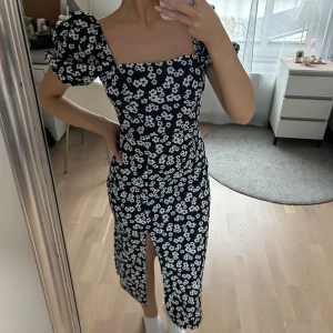 Blommig klänning Gina Tricot - Säljer min helt oanvända klänning från Gina Tricot. Inköptes i somras men har inte kommit till användning. True to size!