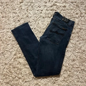 Mörkblå jeans från Nudie Jeans - Nudie jeans i fint skick. Står 34/34 på lappen men sitter mer som 32/32, mått kan skickas privat. Fint skick inga skador. Fraktas antigen samma dag som köp eller dagen därpå💯🙌