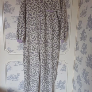 One piece  - Gosig onepiece. Passar mig på 162 cm men har tyg kvar så 170 är nog max längden 