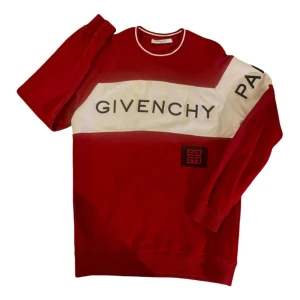Röd sweatshirt från Givenchy - Snygg röd sweatshirt från Givenchy med vit panel och svart logotyp. Tröjan har långa ärmar och är tillverkad i 100% bomull för en bekväm passform. Perfekt för en stilren look. Äkthets bevis finns till tröjan.