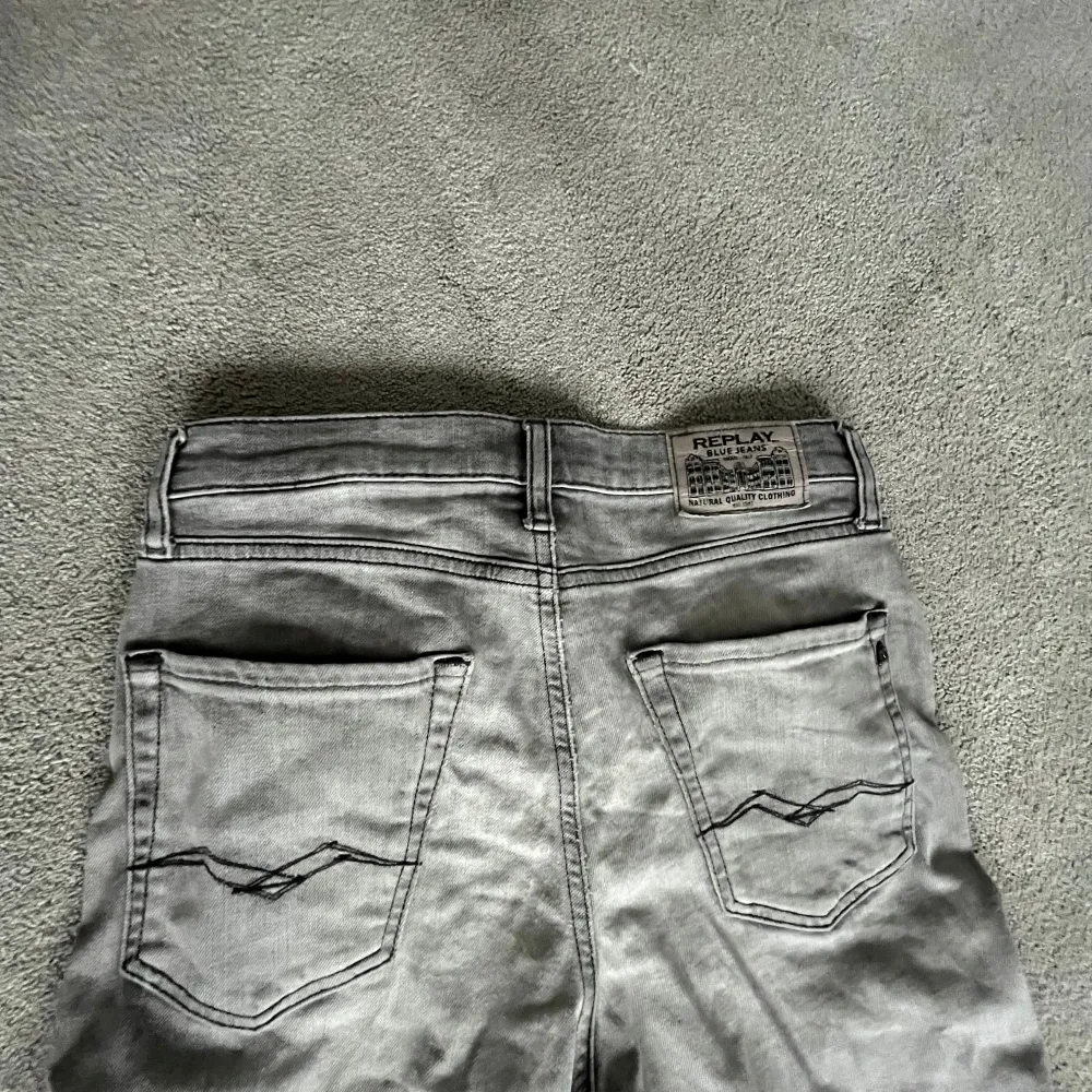 (Säljs pga att den är väldigt liten för mig)Snygga grå jeans från Replay med klassisk femficksdesign och knappgylf. Perfekta för en stilren look. Märkeslapp baktill och diskreta sömmar på bakfickorna.. Farkut & Housut.
