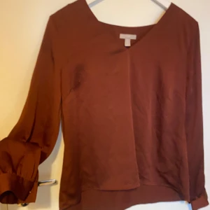 Brun/orange blus - Elegant blus/ skjorta med amå detaljer här och där. Inte använd.