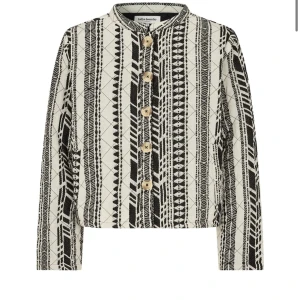 Mönstrad jacka från Lollys Laundry - Snygg mönstrad jacka från Lollys Laundry i svart och vit. Jackan har långa ärmar och knappar framtill. Skit snygg till sommaren!