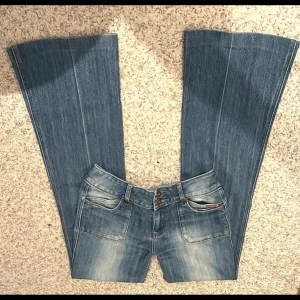 Blå bootcut jeans - Snygga blå bootcut jeans med låg midja🩷midjemått 35, innerbenslängd 76💞