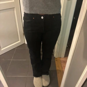 Svarta jeansbyxor - Snygga svarta jeansbyxor med en klassisk design. De har en rak passform och är perfekta för en stilren look. Byxorna har knappar och dragkedja framtill samt fickor både fram och bak.      Använda cirka 5 gånger så som nya 🩷🩷🩷