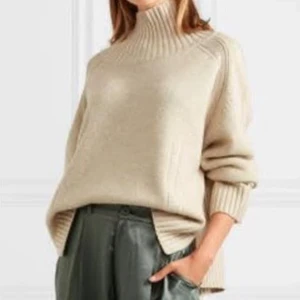 Stickad By Malene tröja - Stickad oversized tröja från By Malene birger, storlek XS men funkar upp till ca M beroende på önskad passform.  Modellen heter Aleya. Mycket fint skick, kan inte utesluta enstaka noppa men ser i princip ut som ny.