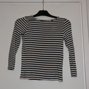 Randig tröja från Holly & Whyte - Vit och svart randig långärmad tröja från Holly & Whyte - Lindex. 🤍🖤