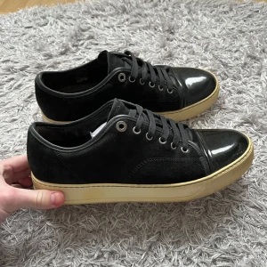 Lanvins - Säljer dessa riktigt snygga Lanvins! | Mycket fint skick på skorna finns nått litet tecken på användning som inte märks av vid användning direkt, liten repa på ena captoen som kan ses på bilden ! | Storlek UK 5 men stora i storleken så passar omkring 40-41 i europeisk storlek! | Ingår dustbag! | Ställ gärna frågor innan du köper! 