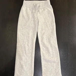 Gråa mjukisbyxor - Ett par mjuka, gråa mjukisbyxor från Gina Tricot. De är sååå sköna och verkligen så fina! De är straight och passar att ha hemma men även i skolan eller på jobbet. Finns ej att köpa längre. Kom privat vid frågor!! 💖 