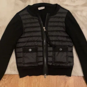 moncler cardigan - Den är i bra skick, storlek 1 (S), säljer för att jag inte använder den längre! Priset kan diskuteras 
