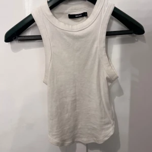 Linne  - Gulligt linne ifrån BikBok i storlek Xs, är använd och har några få fläckar som går bort i tvätt 