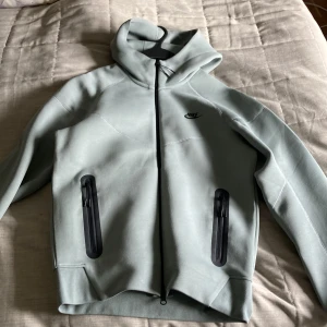 Nike tech S - Säljer min grå/gröna Nike tech aldrig andvänt. Storlek S.   Kan mötas i Jönköping