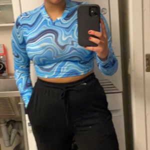 Blå topp - Denna blåa använd endast en gång, den är tyvärr för liten och passar inte mig. Den är i storlek M men den är för liten för storleken, så den skulle passa en S