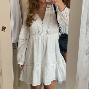 Vit klänning med spetsdetaljer - Superfin sommarklännning från Zara, använd fåtal gånger
