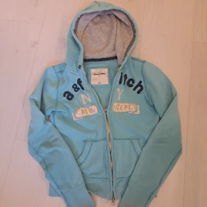 Abercrombie & fitch zip up - Blå zip up från Abercrombie&fitch som är storlek L i barnstorlek men passar en xs/s! Den har några små defekter på ärmarna men man lägger inte så mycket märke till de 💗 
