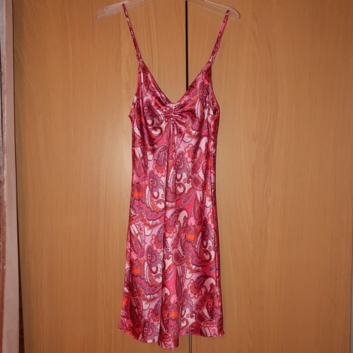 Mönstrad sidenklänning