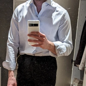 Vit och blå randig skjorta från Massimo Dutti - Snygg vit och blå randig skjorta från Massimo Dutti i stl M. Knappt använd. Passar bra till kavaj eller mer avslappnat till jeans.