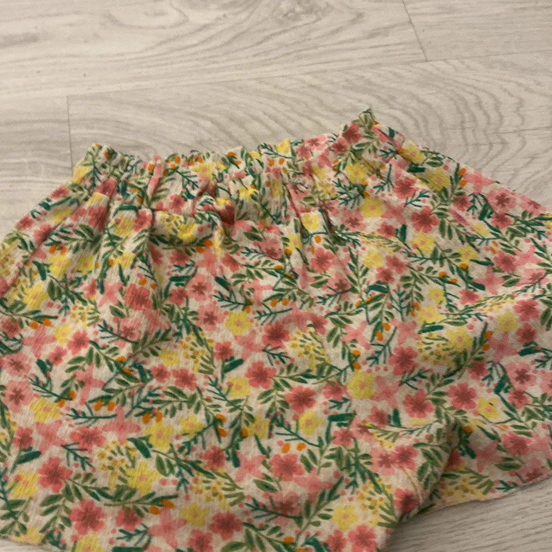 Blommiga shorts från Zara Kids - 90