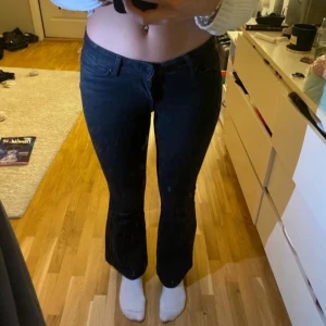 Låg midjade jeans - Älskar dessa byxor men dom är för korta för mig, har använt dom mycket men ser inga problem med dom😇(jag är 168)