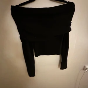 Svart offshoulder tröja - Snygg svart offshoulder tröja med långa ärmar. 