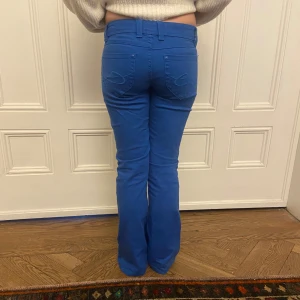 Blå bootcut byxor - Snygga blå bootcut byxor köpta på sellpy. Perfekta för alla möjliga tillfällen och väldigt fina unika jeans. Såljer för att dem tvärr blivit för små för mig😕