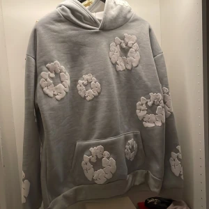 Denim Tears - Säljer den helt ny hade den bara på mig när jag skulle testa den.Storlek M men den sitter ganska stor 