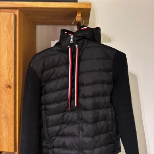 Moncler Cardigan  - Sälger denna unik cardigan från Moncler!skicka om ni undrar nått. Priset kan diskuteras 
