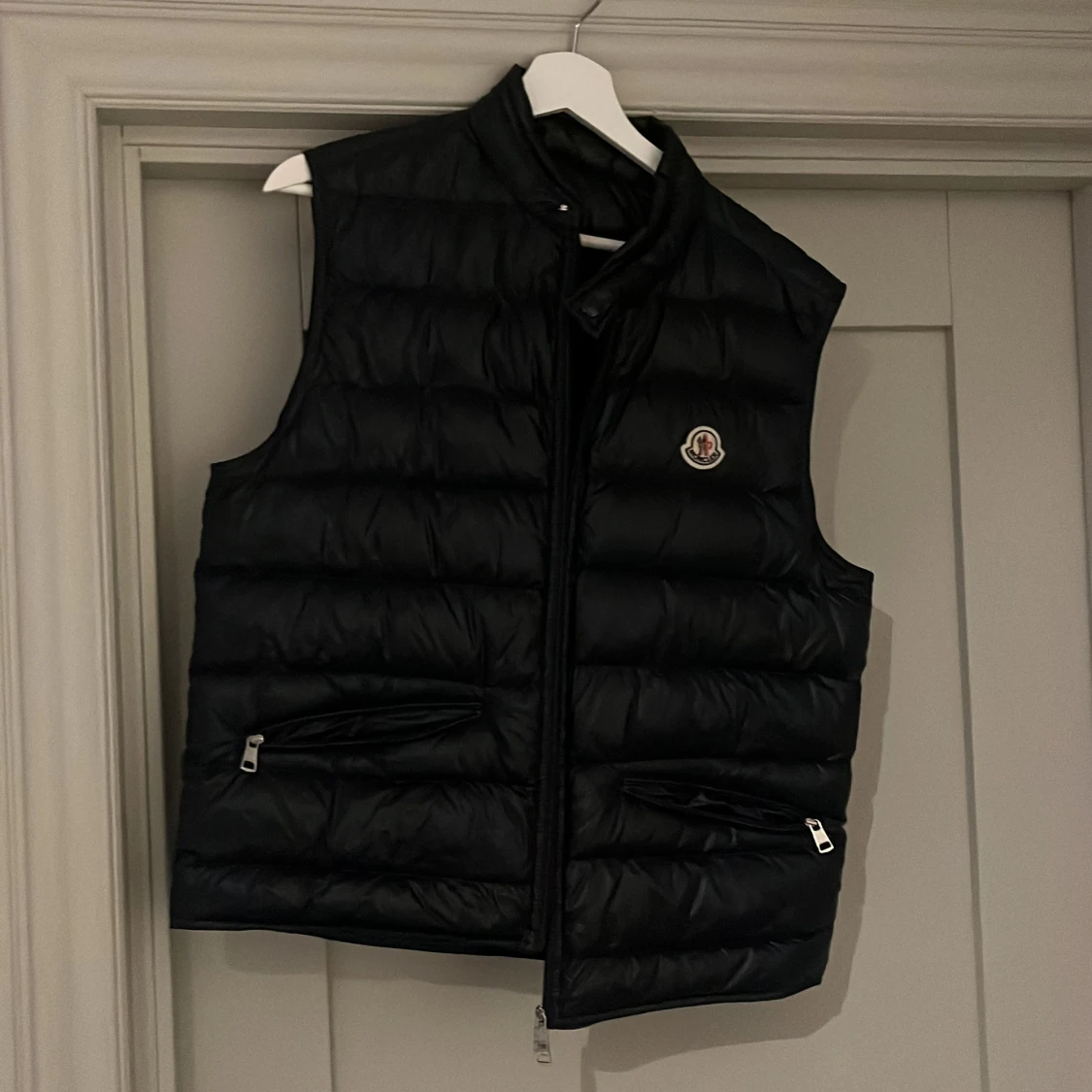 Marin blå dunväst från Moncler