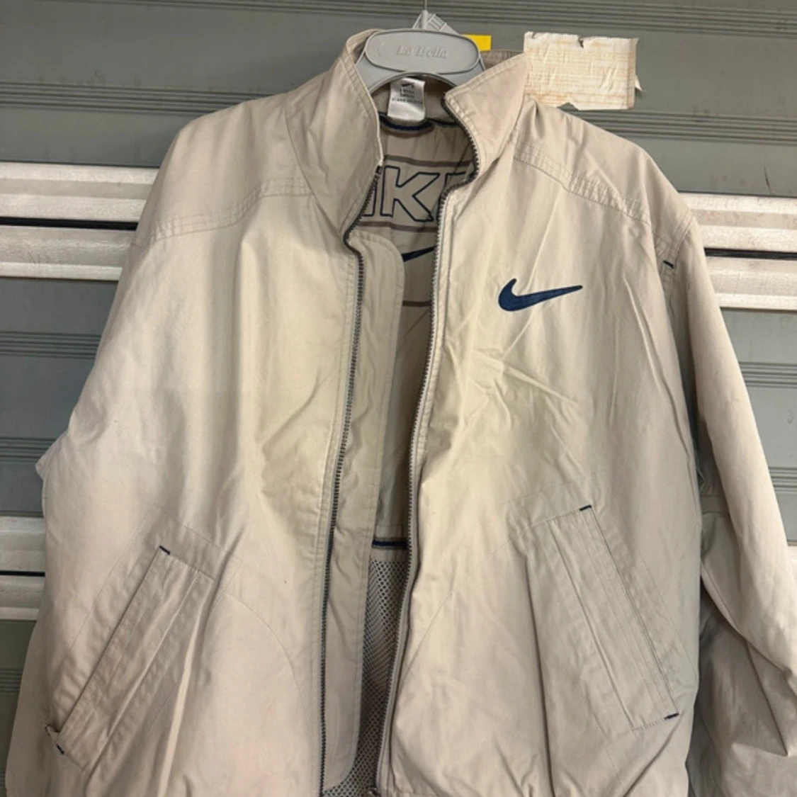 Retro Beige vindjacka från Nike