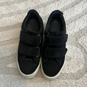 Svarta sneakers från Zign - Snygga svarta sneakers från Zign med kardborreband i fint skick förutom ett litet hål vid kanten (se bild). Bekväma och stilrena. Perfekta för vardagen!     Pris kan diskuteras           
