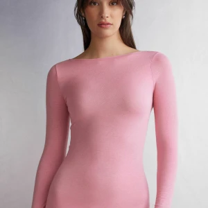 Rosa intimissimi - Säljer en jättefin  rosa ”Boat Neck Modal Cashmere Ultralight Jumper” ifrån intimissimi. Säljer på grund av att jag använt den fåtal gånger. Super fin och inga skador. 🩷