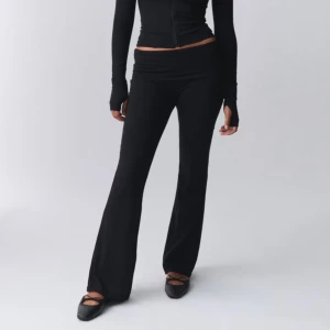 svarta yoga pants - Snygga svarta byxor med bootcut-stil och låg midja. Perfekta för en trendig look. Byxorna har en tight passform upptill och vidgar sig vid anklarna. Säljer pga dem börjar bli lite korta❤️ storlek S