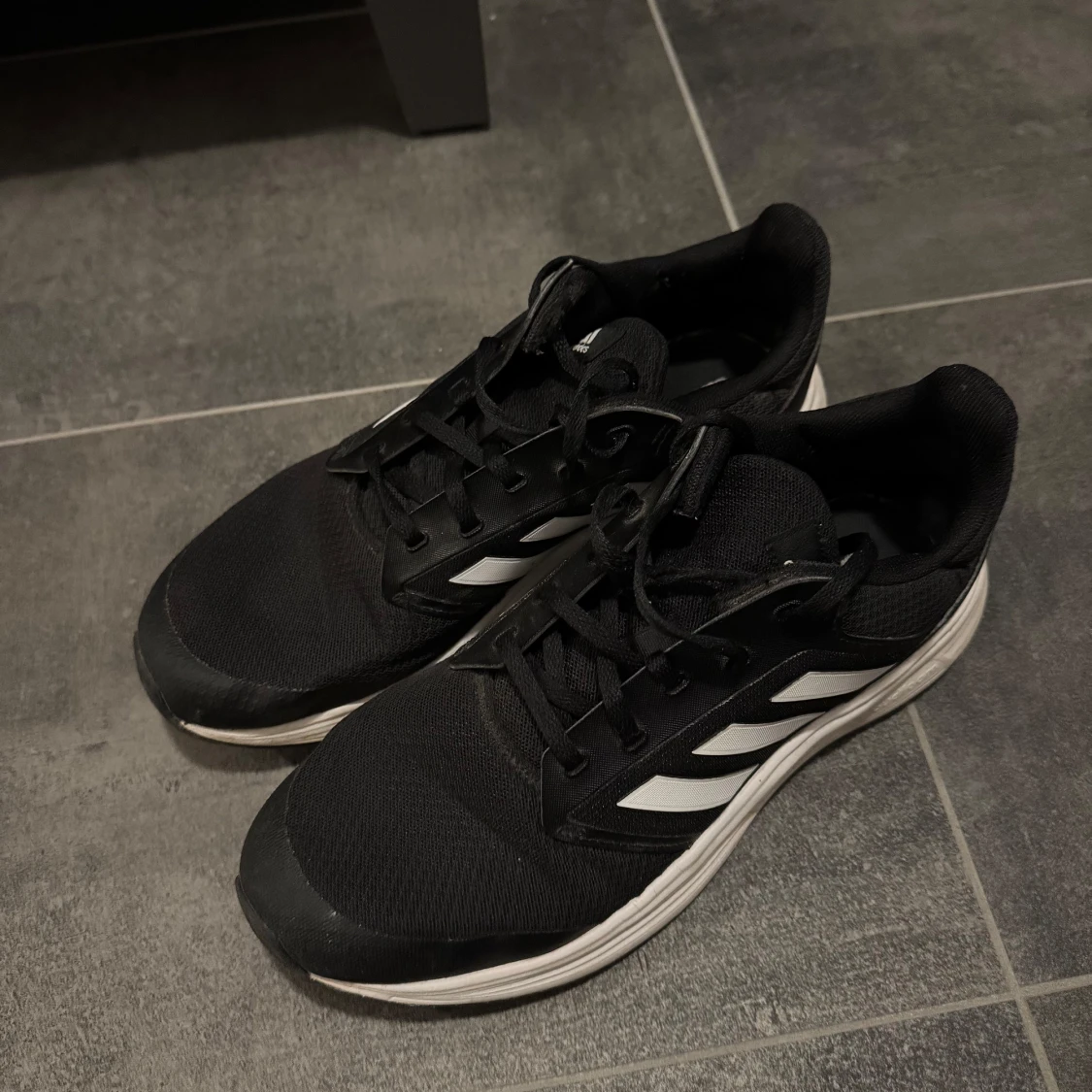 Svarta Adidas sneakers med vita detaljer - 91