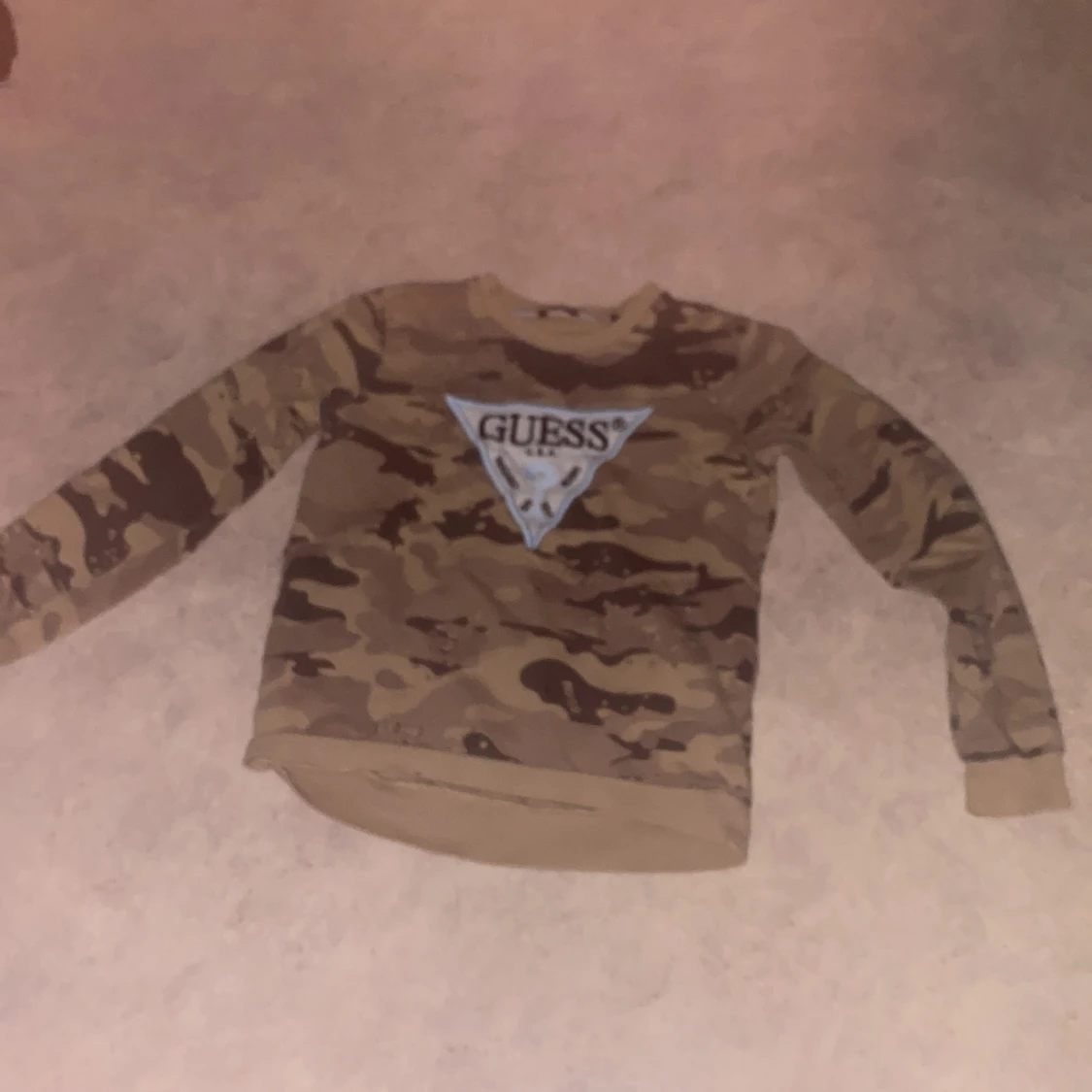 Camouflage tröja från Guess den kommer tvättad den är köpt för 500